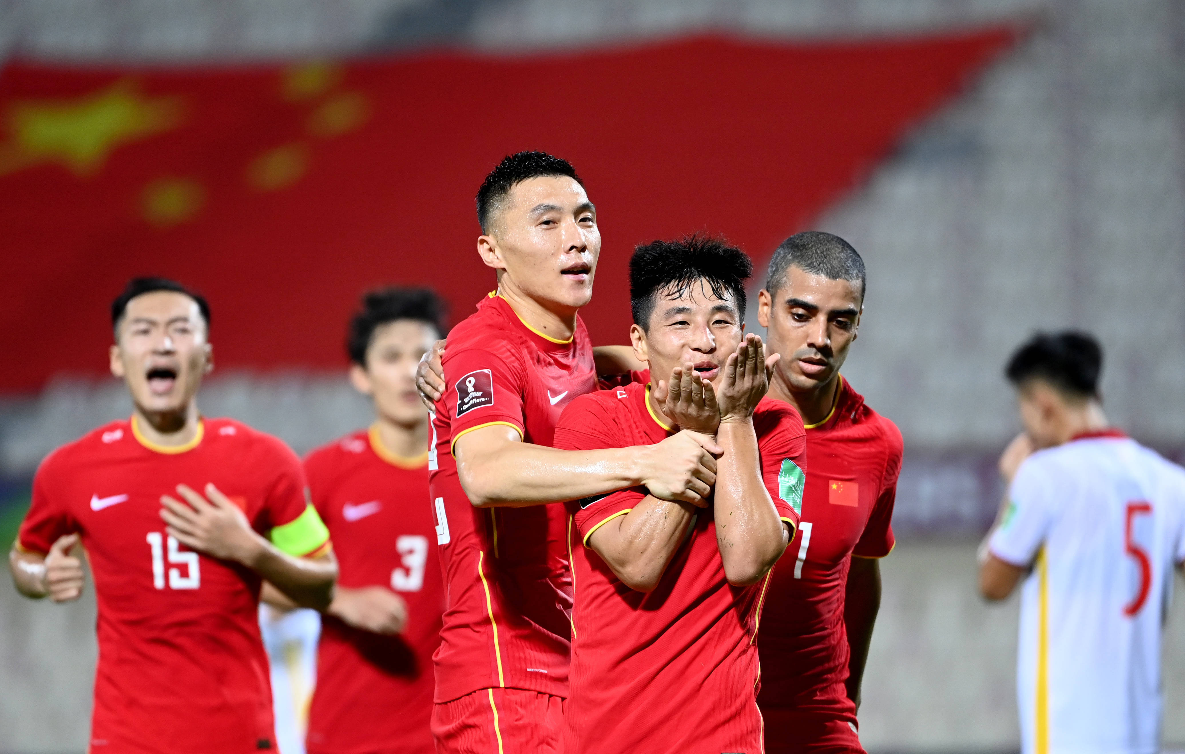 中国足球队在世预赛中取得胜利，晋级明年世界杯！的简单介绍