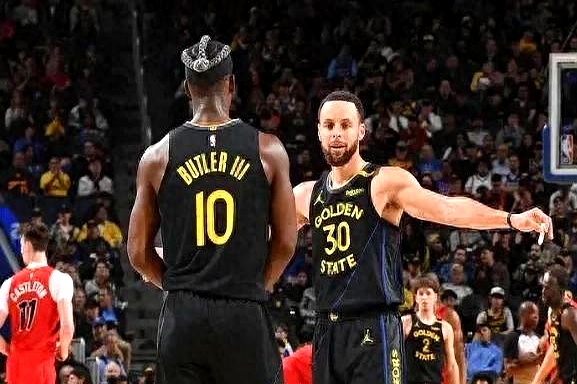 关于湖人主场擒雄鹿，领先西部排名的信息