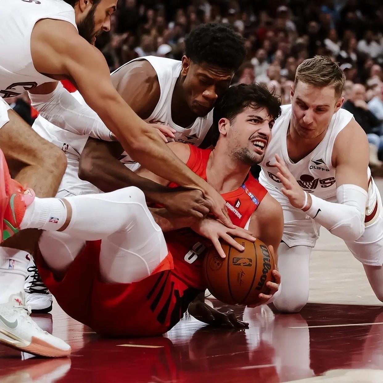 熊猫体育中国App-球队备战关键对手，球员神秘状态备受关注