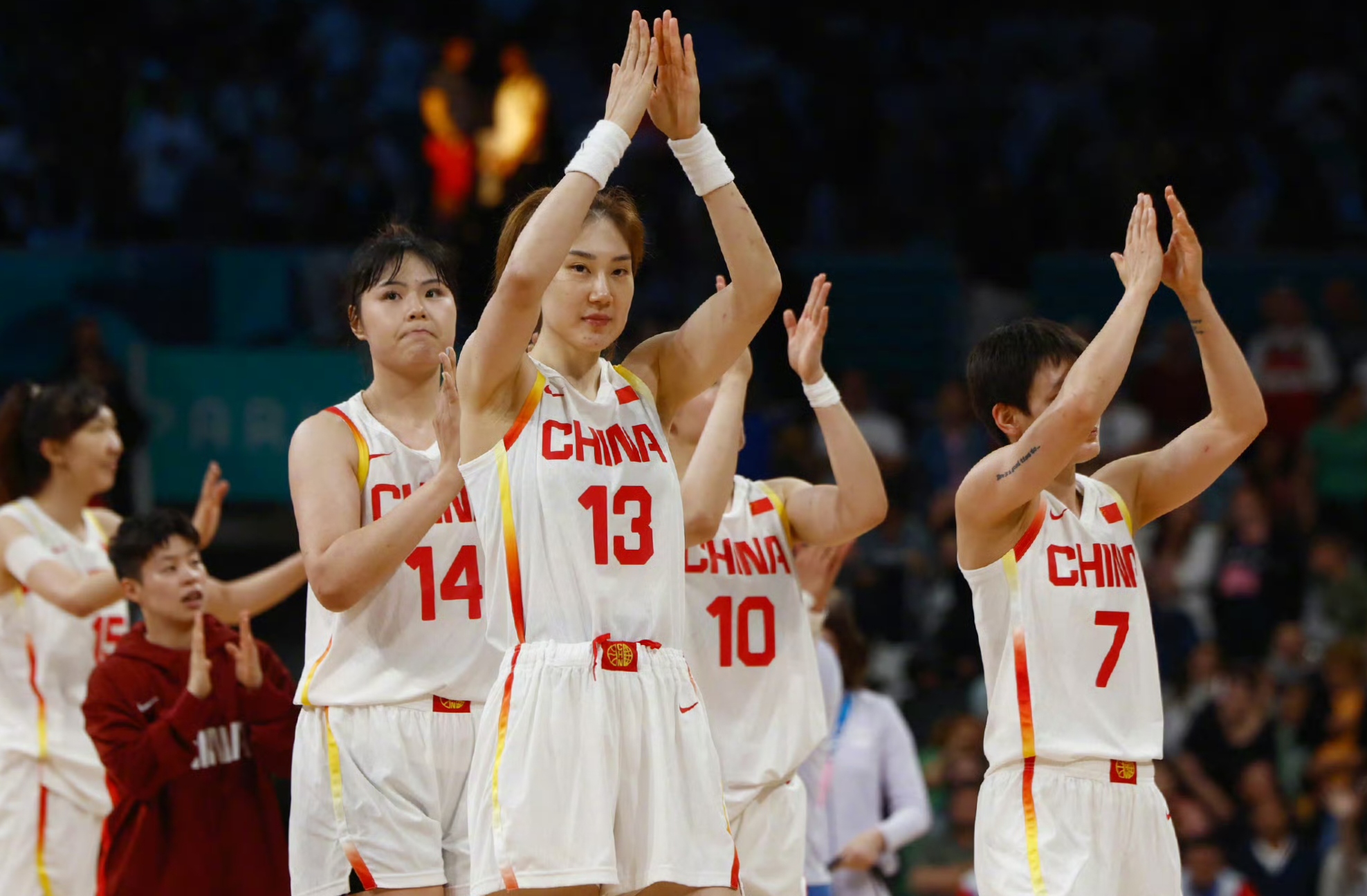 球员在篮球比赛中的拼搏精神